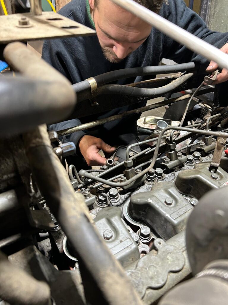 Paul Salzmann schraubt im Motorraum